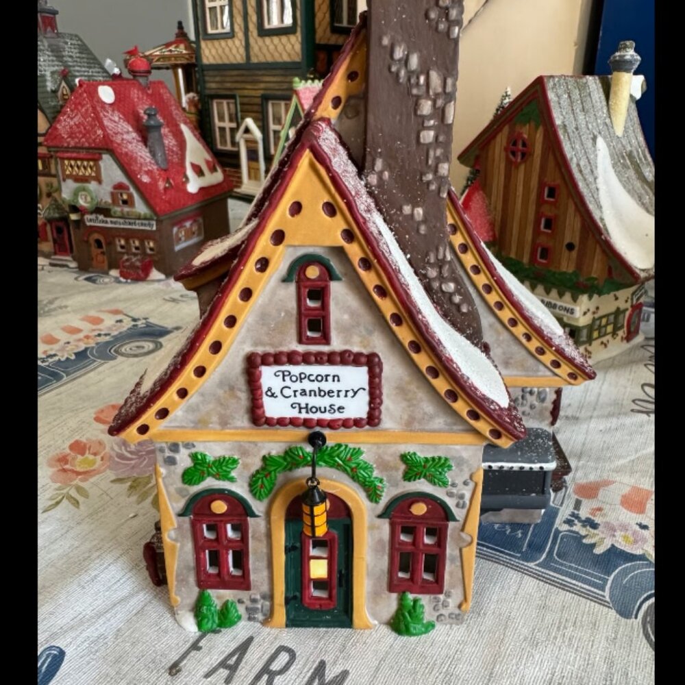 Dept 56 North Pole Popcorn & Cranberry House 1996 Christmas Village